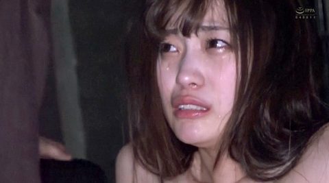 集団レイプ 全裸で涙を流して犯される女の画像 美谷朱里 －SMJP