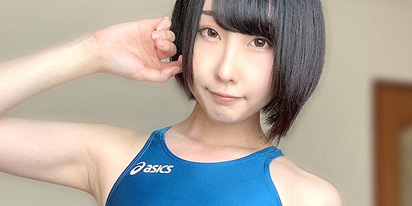AV女優、SM女優　マゾ女優　黒崎さく競泳水着のプロフィール画像。
