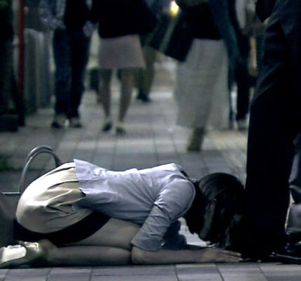 街中で土下座して靴を舐めさせられる女　女優渡辺舞さん熱演