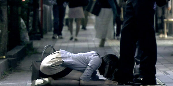 街中で土下座して靴を舐めさせられる女　女優渡辺舞さん熱演