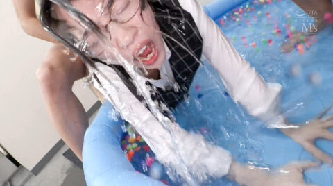 窒息水責め SM調教されて 悶絶苦悩で 大量の水を飲み込む M女 雨依つばめ。水責め呼吸制御 BGR姦 バチボコ ガチ レイプ 強姦 SM画像 エロ AV画像 ー 雨依つばめ