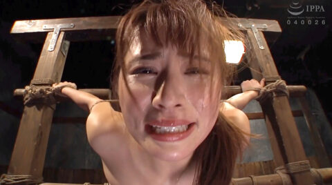 脂汗を滴らせ もう何が何かわからなくなって 半狂乱で 狂った表情になる M女 花咲いあん。