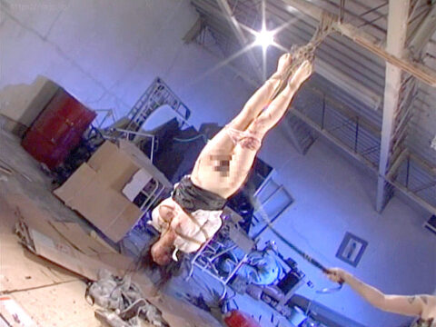 一本鞭連打され 逆さ吊りにされた 足首に 縄が食い込み 足首の痛みと 一本鞭の苦痛 に 拷問級の被虐を受ける M女 しゅり。