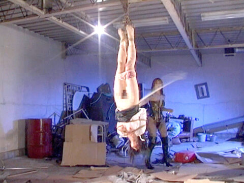 逆さ吊り 一本鞭責め 鬼畜SM 調教されて 拷問苦痛に 耐えるしかない M女 姫咲しゅり。