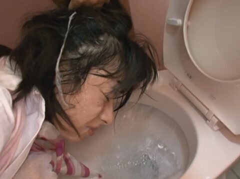 便器を舐めさせられ 便所の水を 飲まされる 水責め便器舐め強要 という 無残で哀れな SM調教される マゾ女 ゆい。