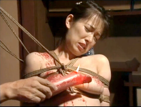 鞭で痛めつけられた胸に、仕上げの 熱蝋燭責め を受け歯をくいしばりながら泣きじゃくるマゾ女 百合子。 蝋燭責め SM画像 エロ AV画像 〜 細川百合子 | 新・緊縛パフォーマンス | CN151/CN197