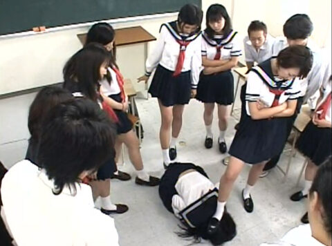 同性集団虐め 土下座 土足踏みつけ　虐めエロ画像 SM AV画像 〜 純名もも ｜ 集団いじめ学級 4 ｜ SDMS-336
