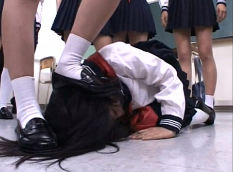 同性エロリンチ 土足髪の毛踏みつけ　虐めエロ画像 SM AV画像 〜 純名もも ｜ 集団いじめ学級 4 ｜ SDMS-336