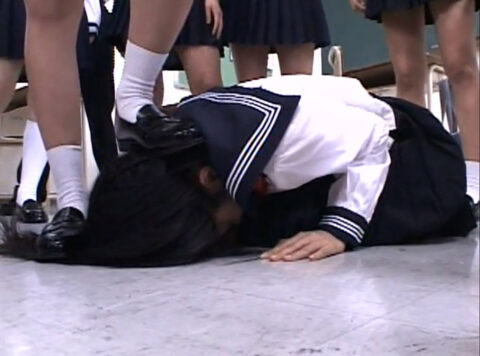 土下座強要 土足踏みつけ　虐めエロ画像 SM AV画像 〜 純名もも ｜ 集団いじめ学級 4 ｜ SDMS-336