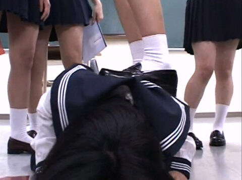 土下座強要土足踏みつけ 　虐めエロ画像 SM AV画像 〜 純名もも ｜ 集団いじめ学級 4 ｜ SDMS-336