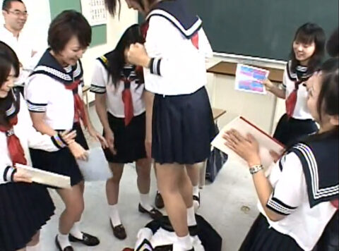 学級の集団イジメ　虐めエロ画像 SM AV画像 〜 純名もも ｜ 集団いじめ学級 4 ｜ SDMS-336