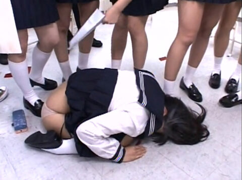 床に這いつくばらされる　虐めエロ画像 SM AV画像 〜 純名もも ｜ 集団いじめ学級 4 ｜ SDMS-336