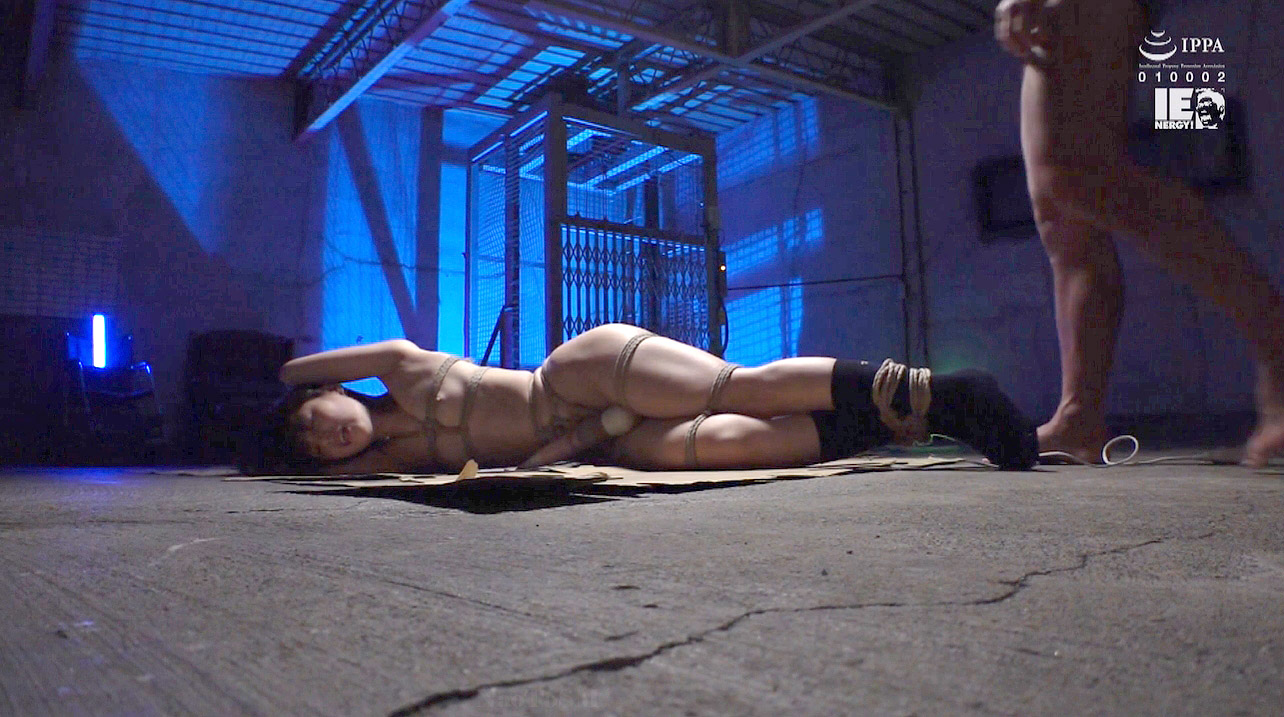 縛られて 床に転がされる SM画像 SM エロ AV 画像 ー 上川星空 = 天馬ゆい 縛られて 床に転がされる 一本縛りにされてデンマを当てられたままコンクリ―の床に転がされる侮辱的な姿の女、 SM画像 エロ AV画像 〜 上川星空 = 天馬ゆい | 緊縛解禁 女子校生中出し孕ませ調教 | IESM-049 | SM調教 SM エロ 画像 SM調教 SMプレイ M女 天馬ゆい = 上川星空、SMAV SMなおとSM。