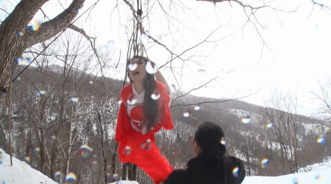 極寒で冷え切った体で 過敏になった神経に感じる 鞭の痛みは、通常の何倍も増した痛みの SM調教される マゾ女 花。極寒野外調教 SM画像 エロ AV画像 〜 菅野しずか ＝ 神納花 ｜ 雪中拷問 ｜ GTJ-070