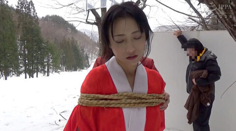 極寒の雪の中 肌襦袢だけで縛り上げられて SM調教される M女 しずか 。野外緊縛 SM画像 エロ AV画像 〜 菅野しずか ＝ 神納花 ｜ 雪中拷問 ｜ GTJ-070