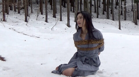 縛られて雪の上に座らされ、寒さで全身の血の気が引き 蒼白の肌で震えの止まらない マゾ女 しずか。雪中緊縛 極寒 SM画像 エロ AV画像 〜 菅野しずか ＝ 神納花 ｜ 雪中拷問 ｜ GTJ-070
