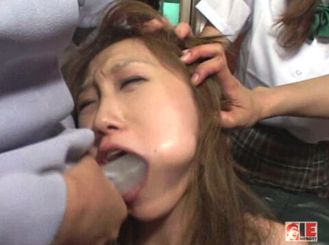 頭を複数の同性に押さえつけられて ペニバンフェラさせられる M女 もえ の 辛く哀愁漂う表情。 強制バイブフェラ 鬼畜 SM画像 エロ AV画像 〜 君嶋もえ | レズ輪姦 FILE.01 女デカ職権崩壊 | IESP–115 | SM調教 SM エロ 画像 SM調教 SMプレイ M女 君嶋もえ、SMAV SMなおとSM。