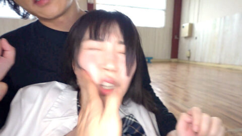 SORA-536 ｜ 「清楚J系？どうせP活してんだろw」下校中の県立校生を眠剤拉致 抵抗したらビンタとイラマで失禁するまで再教育！半グレ集団輪姦 皆月ひかる　ビンタ SM調教 エロ SM画像 AV画像 ｜ 皆月ひかる ｜