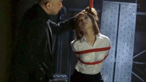 縛られて髪の毛を掴まれて 反抗的な表情で SM調教される M女 そら。 髪の毛鷲掴み 緊縛 SM画像 エロ AV画像 〜 椎名そら | 救出まで2時間 | PRTDー002