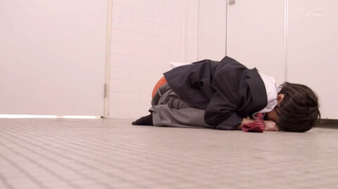 集団凌辱され 屈辱と惨めさに 便所の床に這いつくばって 泣きじゃくる M女 竹田ゆめ。便所で土下座　SM画像 エロ AV画像 〜 竹田ゆめ ＝ 市来まひろ ｜ 男子の格好がバレて ｜ STAR-976